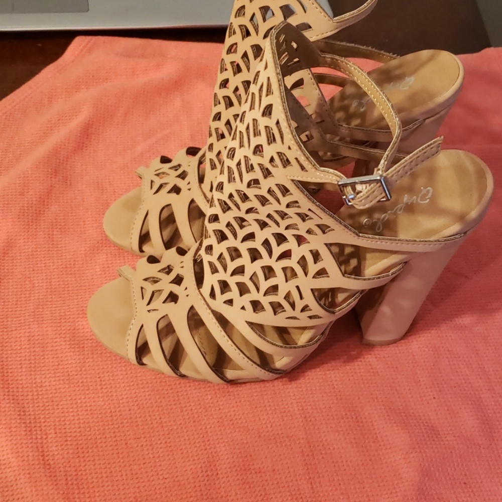 Qupid size 6 heels
